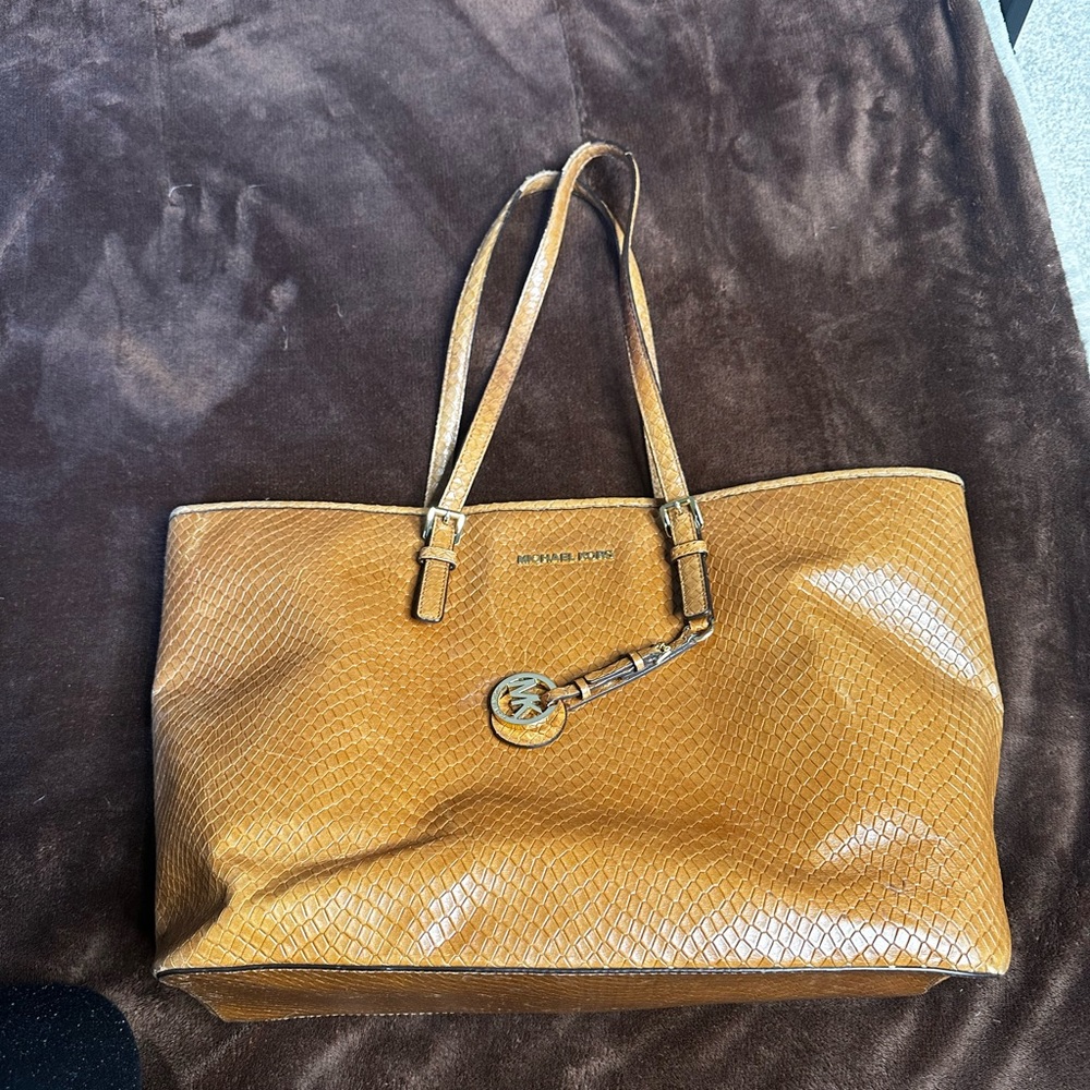 Elegant MK leather tote!